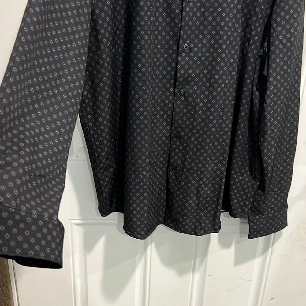 Elegant Black Patterned Button-Down Shirt - Picture 3 of 8